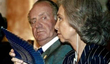 Kong Juan Carlos og dronning Sofia bryter julekorttradisjonen med hundeportrett