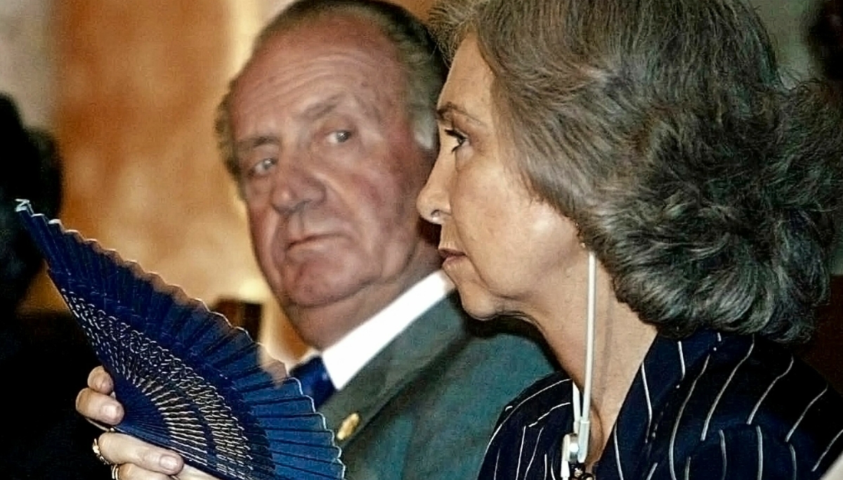 Kong Juan Carlos og dronning Sofia bryter julekorttradisjonen med hundeportrett