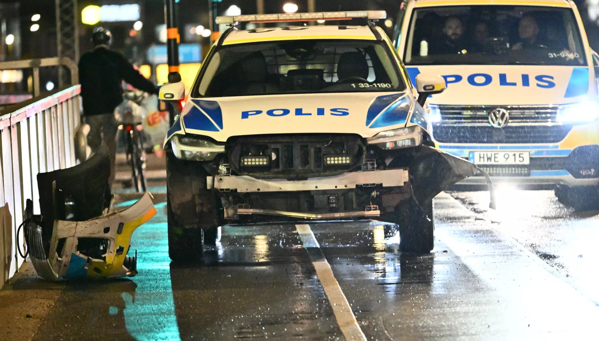 Flere politibiler fikk store skader i biljakten i Stockholm fredag kveld. Foto: Anders Wiklund / TT / NTB