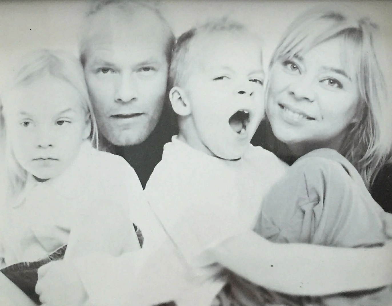 FAMILIE: Tone, mann og barn på ett av de ffå bildene som er igjen fra barna var små. FOTO: Privat