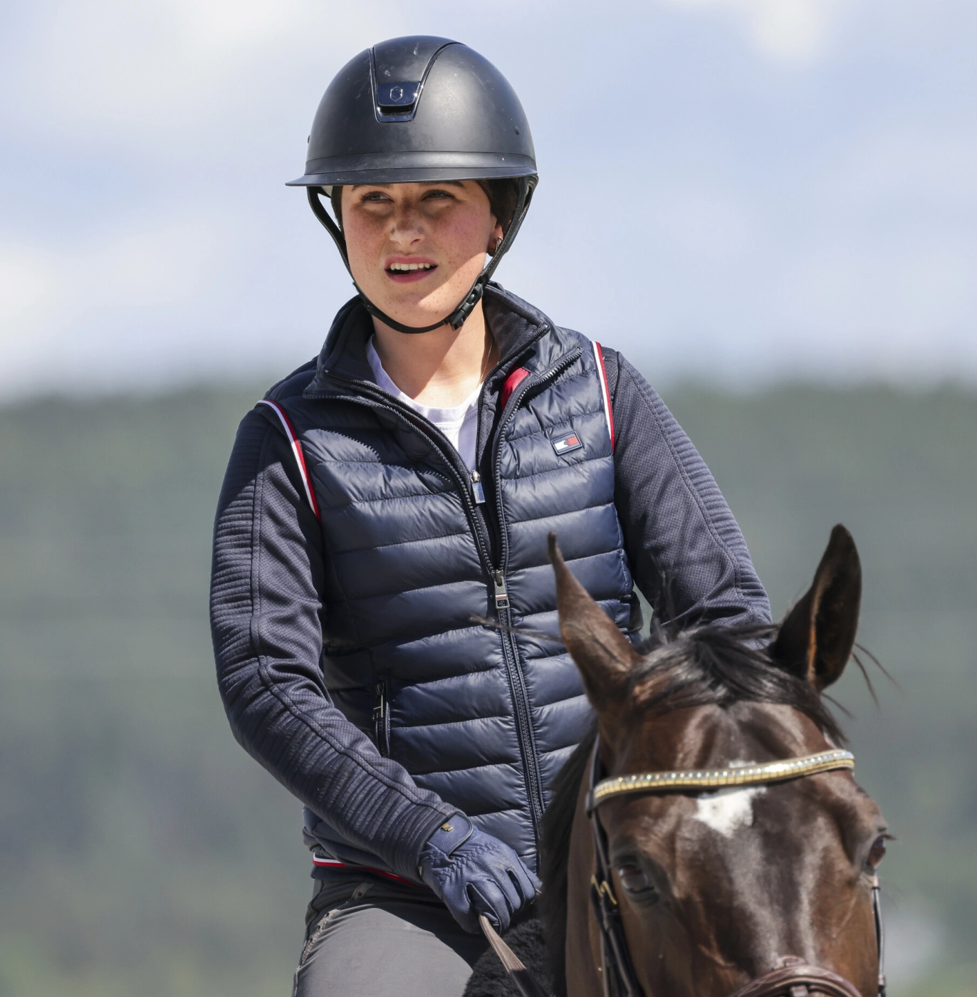 SPRANGRYTTER: Emma Tallulah Behn trives svært godt på hesteryggen, og har på egen hånd skapt seg et navn i hesteporten. Foto: NTB