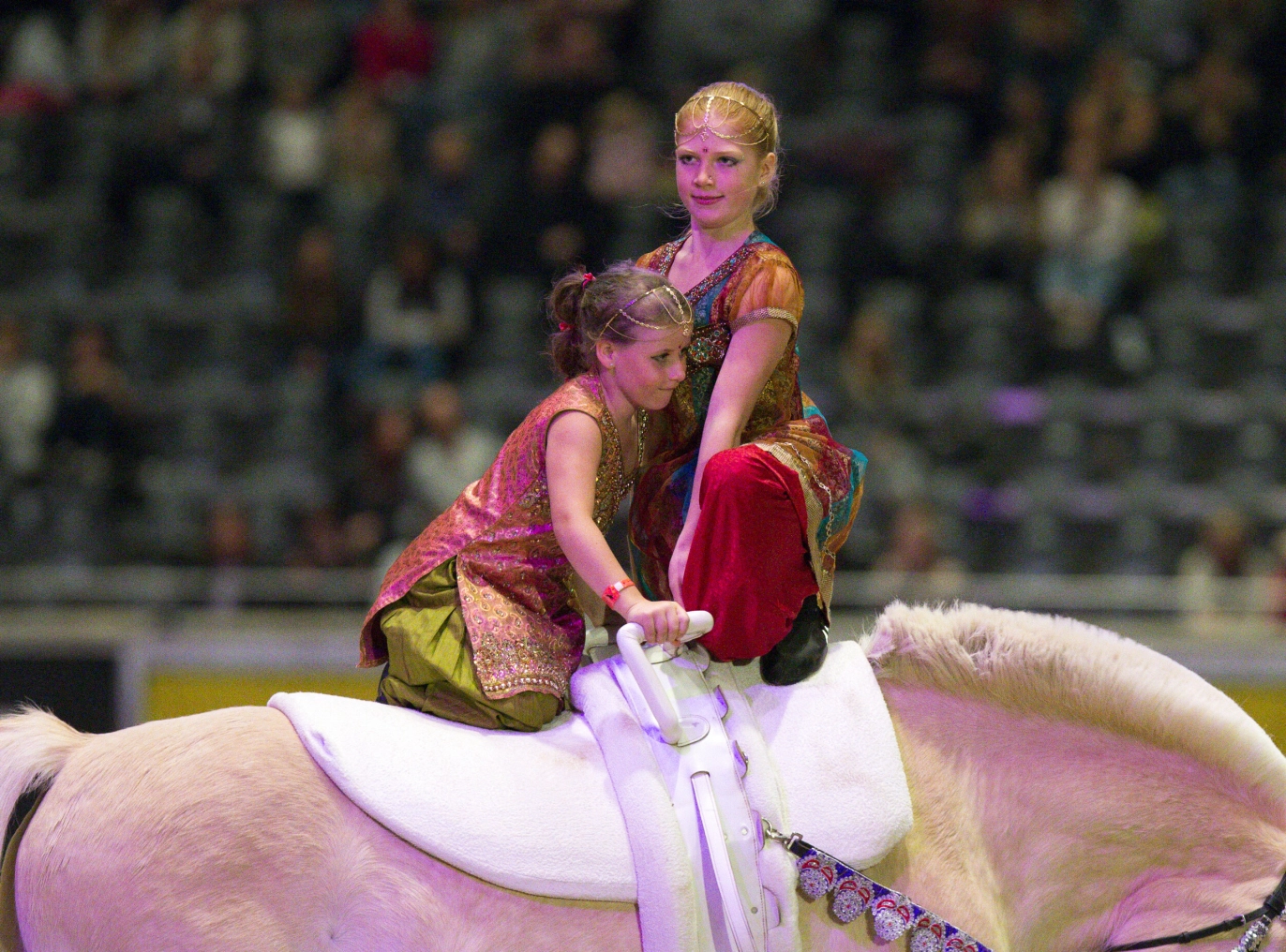 OSLO HORSE SHOW: Emma Tallulah Behn på hesteryggen i Telenor Arena i 2016 under en showopptreden. På tribunen satt de stolte foreldrene Ari og Märtha. Foto: Andreas fadum