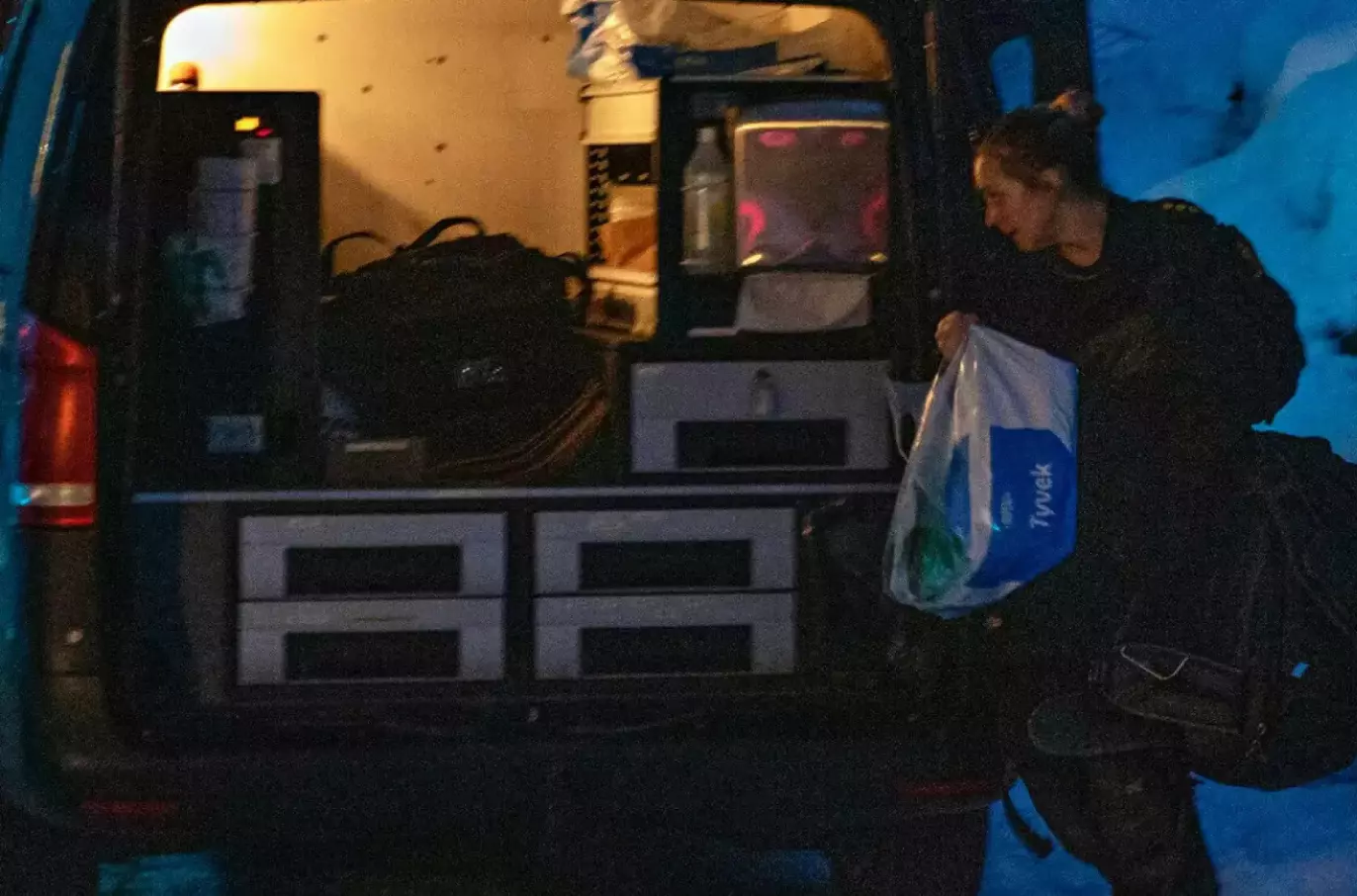 FULL STYRKE: Politiet har opplyst at de etterforsker saken med full styrke - og at de har flere hypoteser. En mann i 50-åra er pågrepet og siktet for drapet på kvinnen som lørdag kveld ble funnet død. Foto: Frank Karlsen