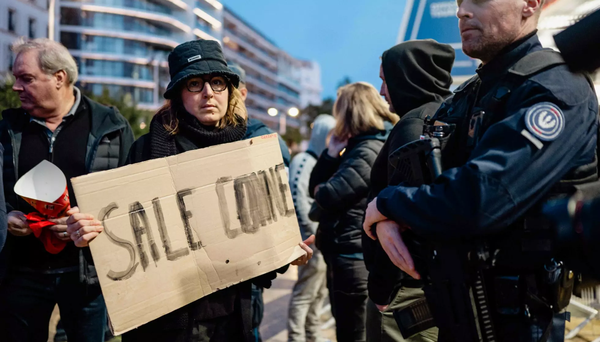 «JÆVLA HURPE»: Demonstranter fra det franske feministkollektivet Nous Toutes protesterer utenfor Claude-Debussy-teateret i Cannes før Ary Abittans forestilling 14. desember 2025. På skiltet står ordene Brigitte Macron kalte aktivistene tidligere denne måneden. Foto: Frederic DIDES / AFP