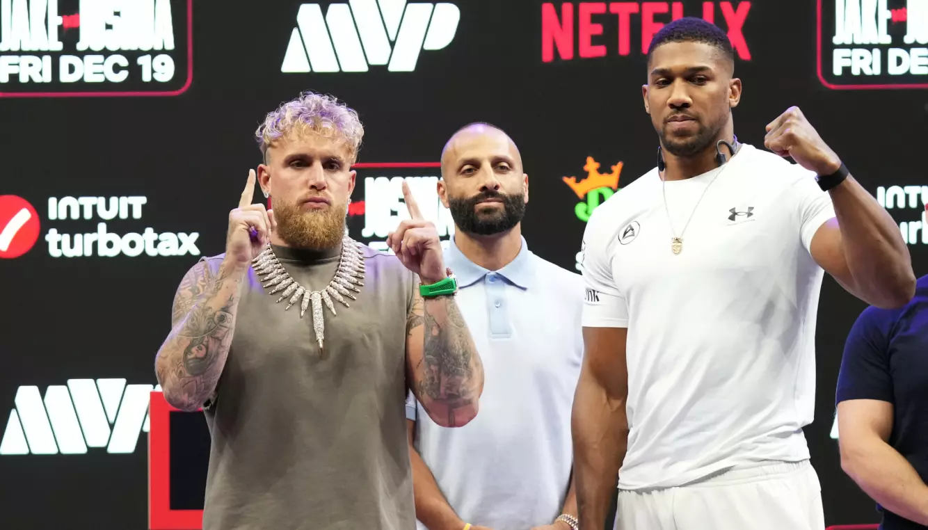 MØTES: Jake Paul og Anthony Joshua møter hverandre i ringen i Miami natt til lørdag norsk tid. Foto: AP/NTB