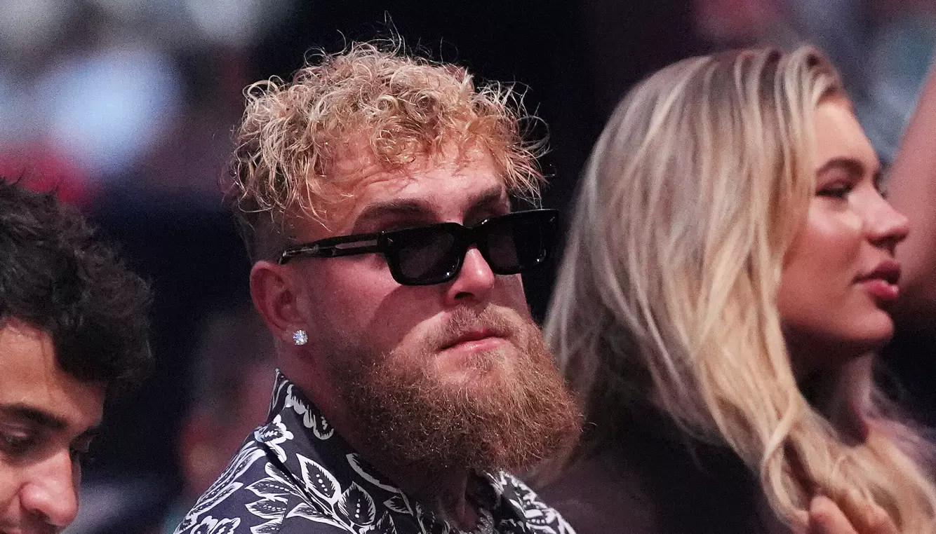 STJERNE: Jake Paul her sammen med kjæresten og skøytestjerna Jutta Leerdam. Foto: Pa/NTB