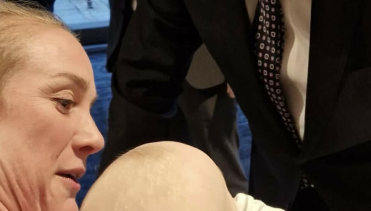 Kong Haralds rørende møte med Birgit Skarsteins baby