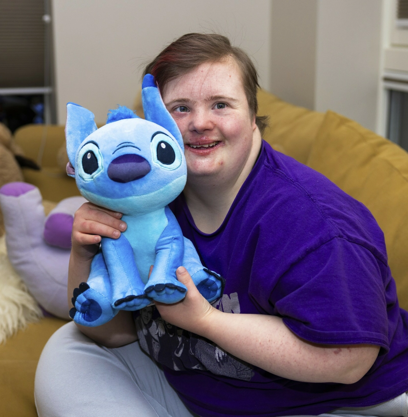 BAMSEGLAD: - Jeg er en samler, sier Maja,
og setter seg med bamsene i sofaen. Denne heter
Stitch, og er fra Disney-filmen «Lilo og Stitch». Foto: Shad Madian / Se og Hør