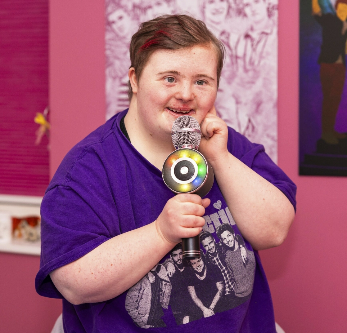 GØYAL: Majas mikrofon er helt
spesiell, og kan forvrenge stemmen på
flere måter. - Man kan få baby-stemme,
ungdoms-stemme og voksen-stemme! Foto: Shad Madian / Se og Hør