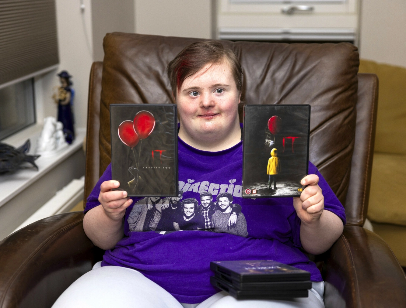 SKREKKFILMER: Maja har flere forskjellige skrekkfilmer i samlingen sin. «It» er blant favorittene, og hun har
nettopp begynt på serien «Welcome to Derry», som handler
om det samme. - Den anbefaler jeg, sier hun. Foto: Shad Madian / Se og Hør