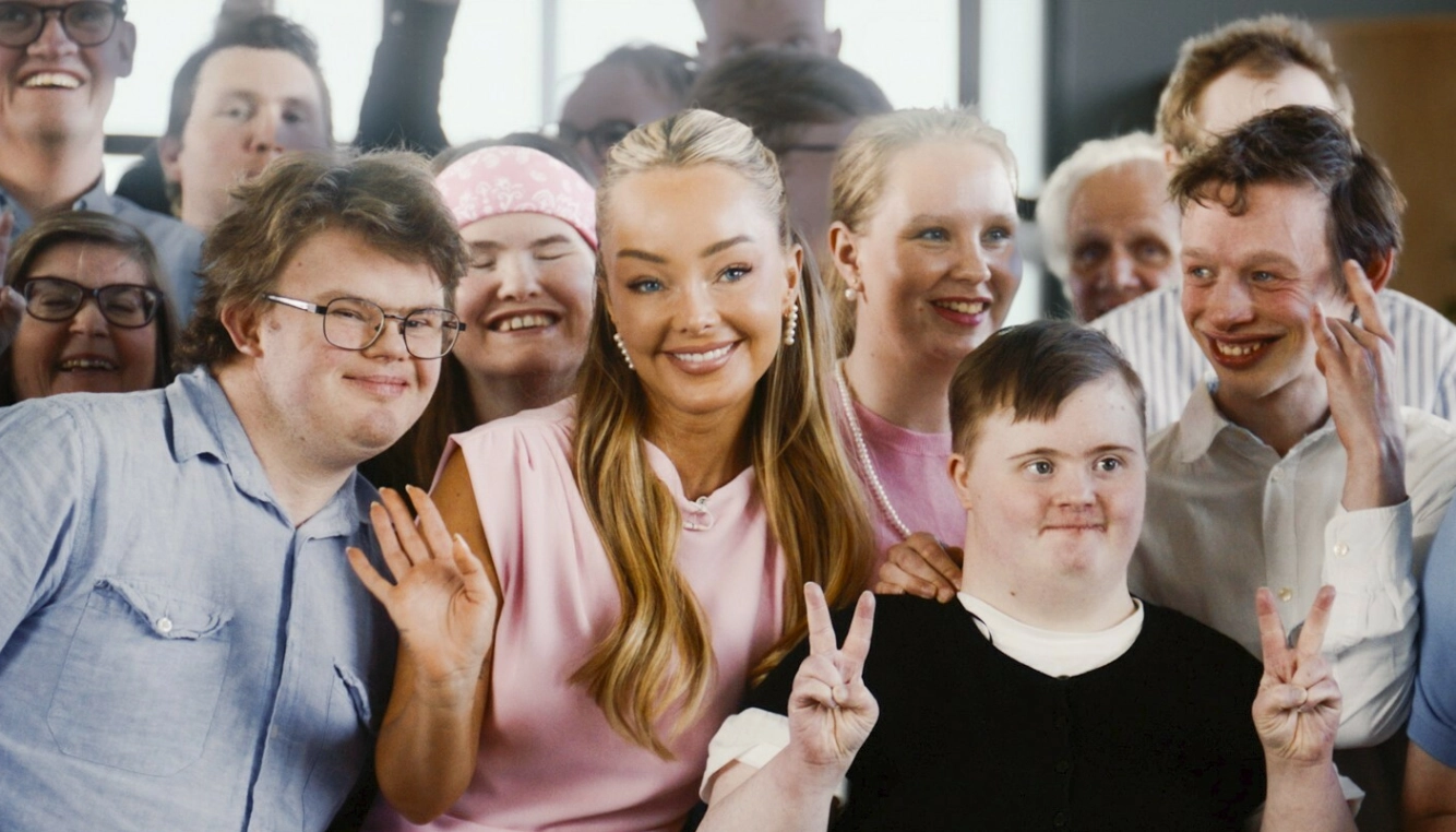 MED PÅ «A-LAGET»:
Maja syns det var skikkelig stas
å treffe Sophie Elise Isachsen
(30). Men drømmegjesten er
artisten Andreas Haukeland
(32), bedre kjent som TIX! Foto: NRK