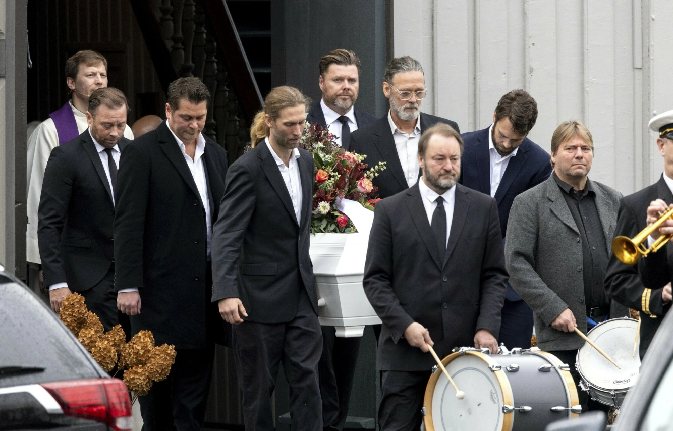 SISTE REIS: Wenches tre
sønner, Dan, Michael jr. og Kim
var med og bar kisten til sin onkel,
sammen med Reidars familie. Foto: Andreas Fadum
