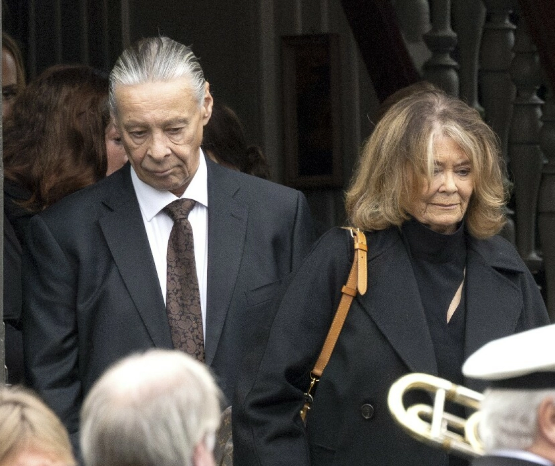 SÅRT SAVN: Kampen
Janitsjarorkester spiller opp,
mens Wenche Myhre og hennes samboer Anders Eljas er
på vei ut for et siste farvel. Foto: Andreas Fadum