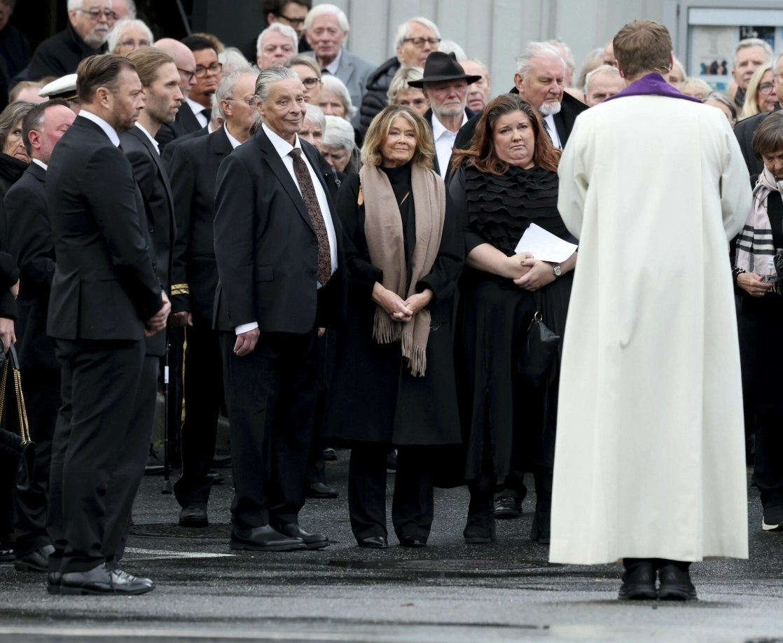 VERDIG AVSKJED: Gravferden var helt i Reidars ånd, noe Wenche
Myhre og samboer Anders Eljas satte stor pris på. Foto: Andreas Fadum