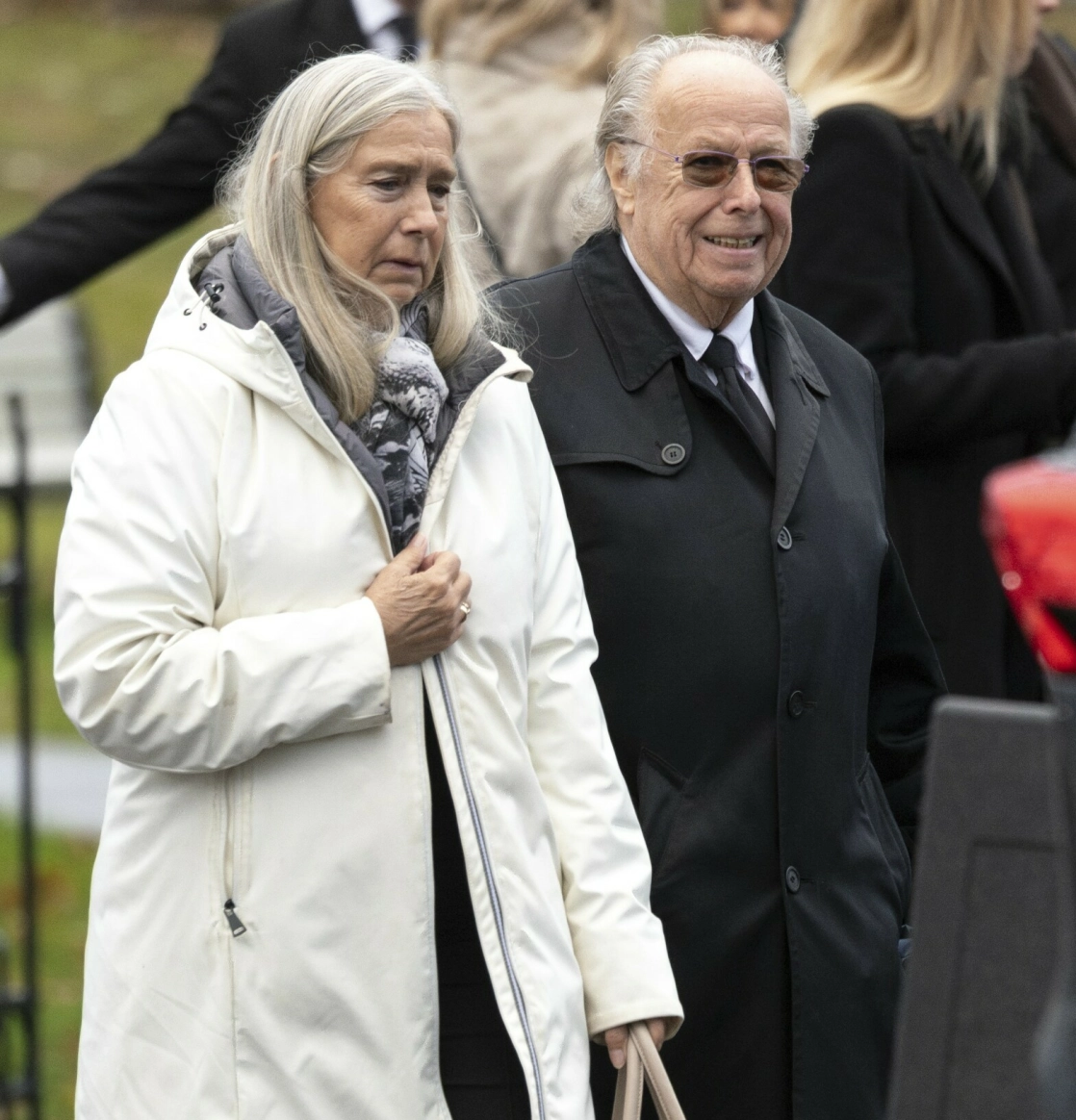 SISTE FARVEL:
Sangstjernen Stein
Ingebrigtsen (80) og
hans kone Inger (74) var
på plass for å ta farvel
med en god venn. Foto: Andreas Fadum