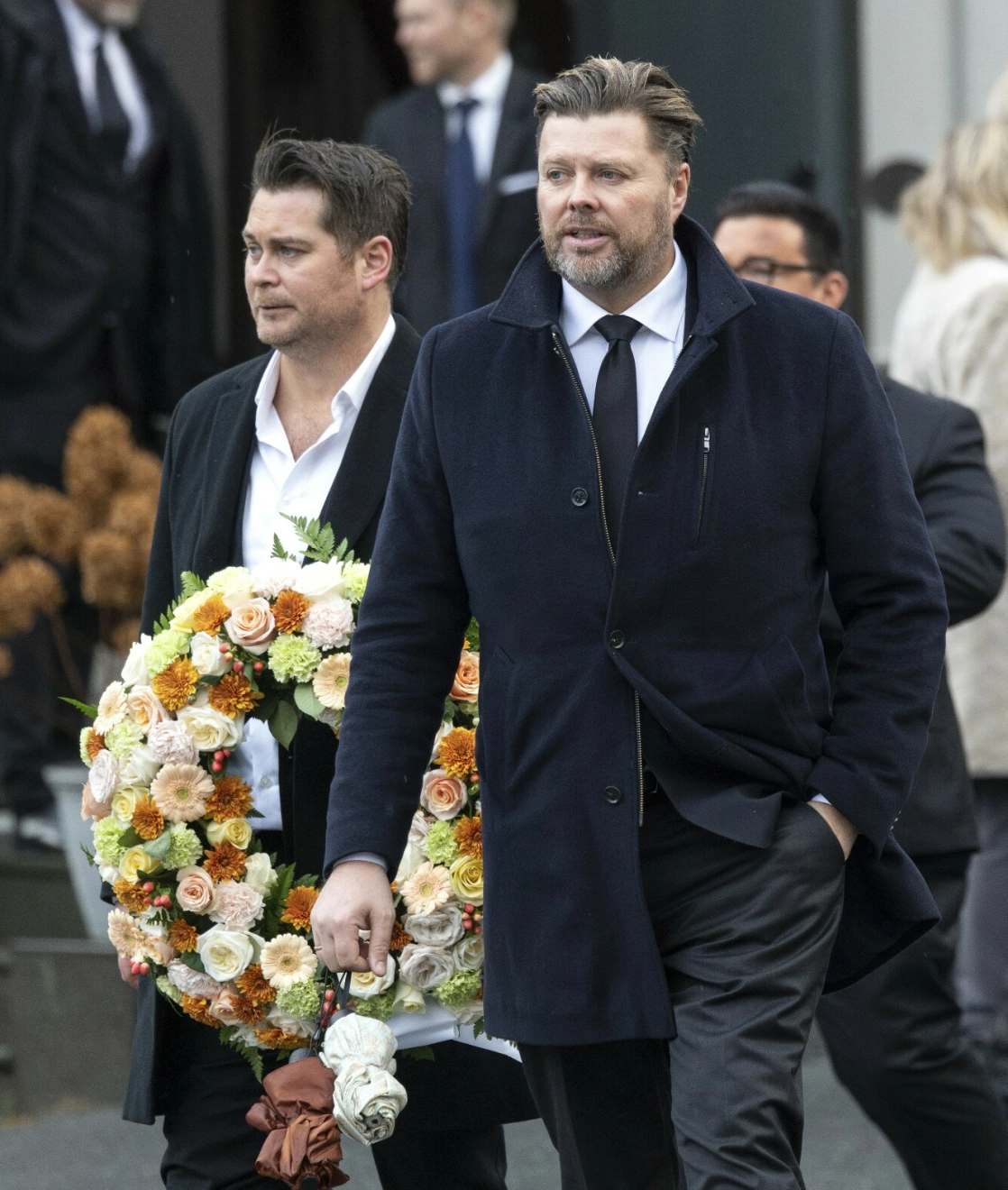 SORG OG SAVN: Wenche Myhres sønn,
Kim Friis-Møller på vei ut fra kirken. Til venstre
ser vi hans bror, Michael Pfleghar jr. Foto: Andreas Fadum