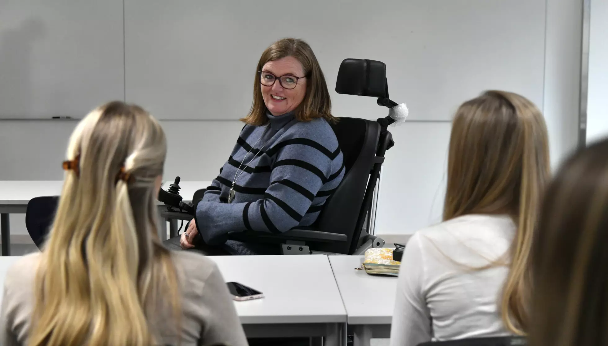 STORTRIVES: Tross smertelidelsen CRPS, jobber Beathe Vikestad fulltid som arbeidsleder ved Spjelkavik videregående. Hun stortrives blant kolleger og elever. Foto: Fridgeir Walderhaug