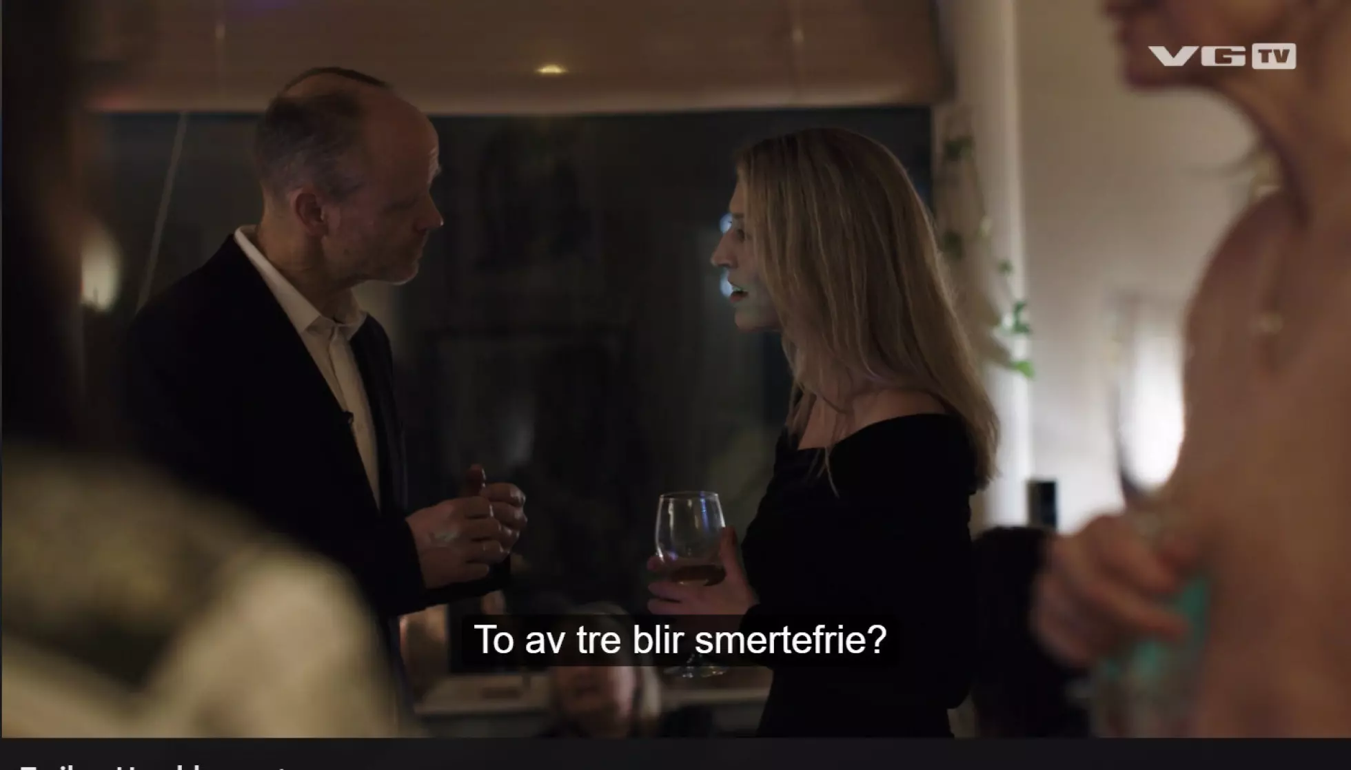 I VINDEN: Dokumentaren «Harald og sytepavene» har skapt blest om behandlingsmetoden PRT (Pain Reprocessing Therapy). Her i en rekonstruksjon av festen der en samtale med en psykologiprofessor sådde kimen til dokumentaren. Foto: Skjermdump fra trailer til «Harald og sytepavene»