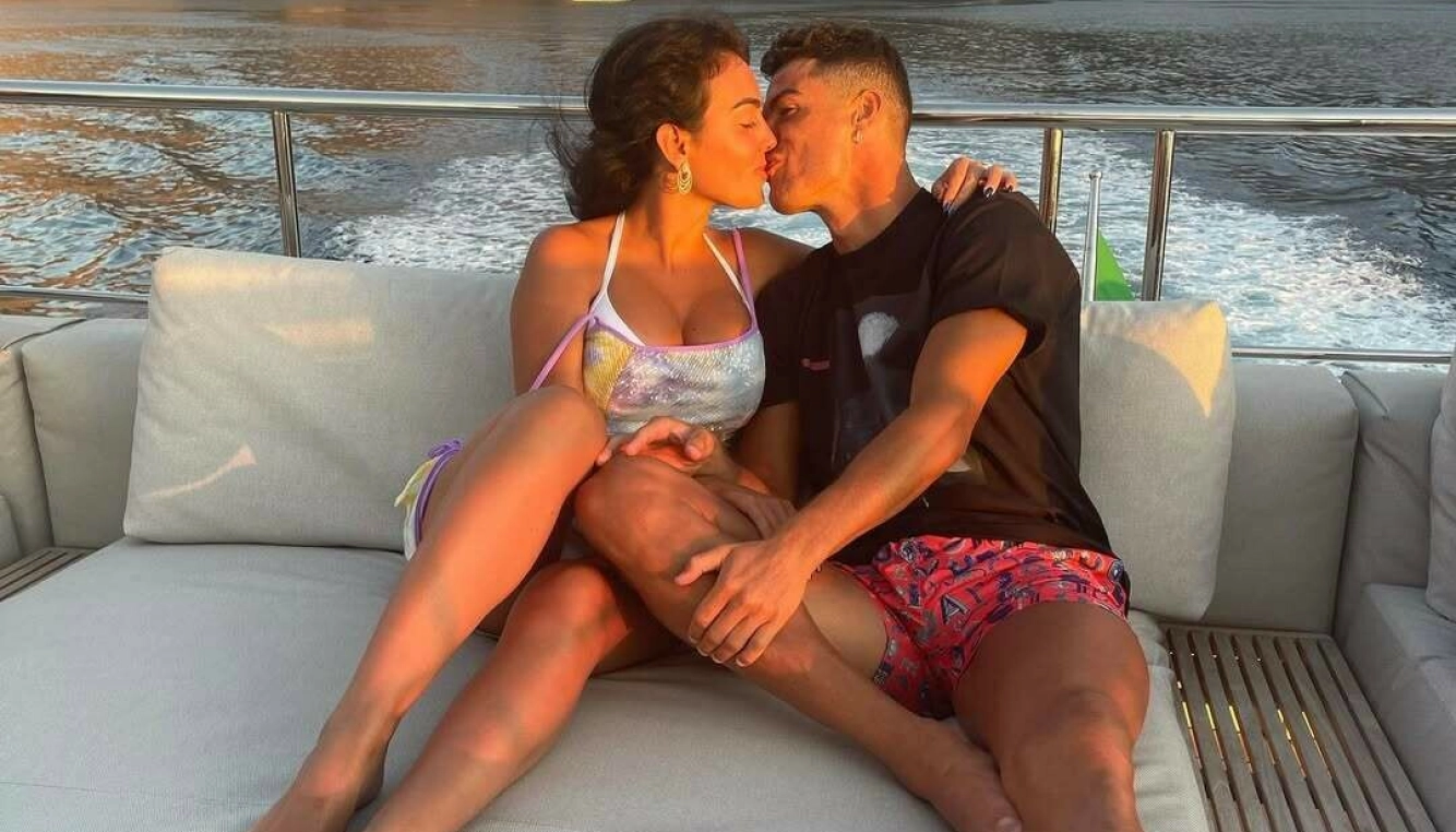 SJOKKERT: Modellen var så sjokkert over den enorme diamanten at hun lot den ligge til dagen etter. Foto: Skjermbilde: @georginagio / Instagram