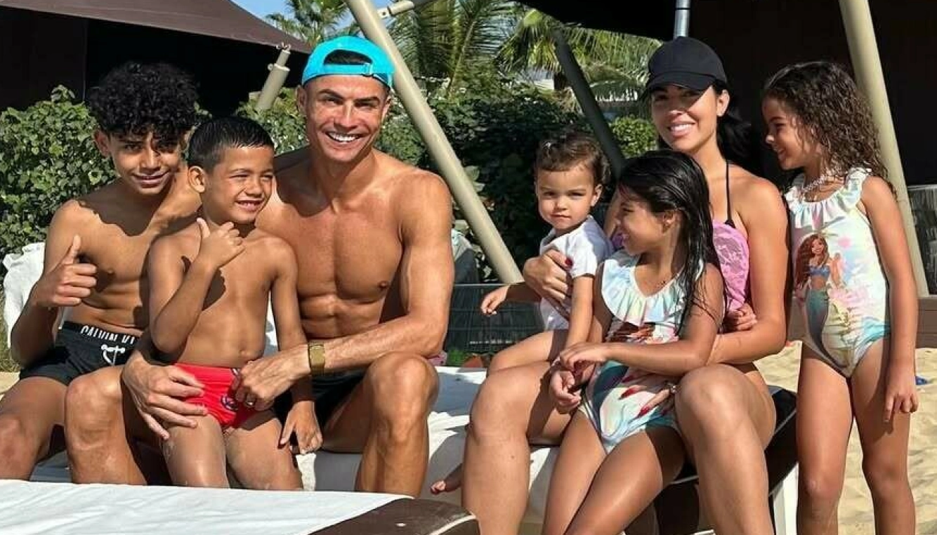 FAMILIEN: Paret har to døtre og Rodriguez er stemor til Ronaldos tre andre barn. Foto: Skjermbilde: @georginagio / Instagram