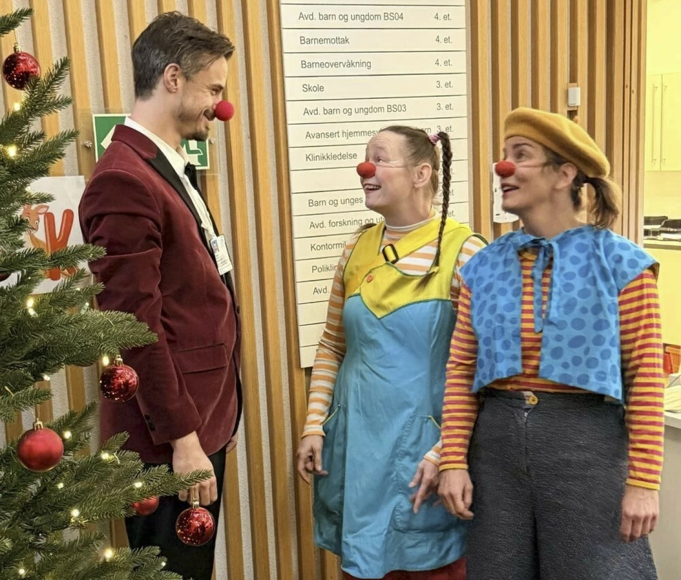 RØD NESE: Det er helt spesielt for Viggo å ta på seg klovnenese slik han pleide som sykehusklovn. Her sammen med klovnene Maxine P. og Klara.
