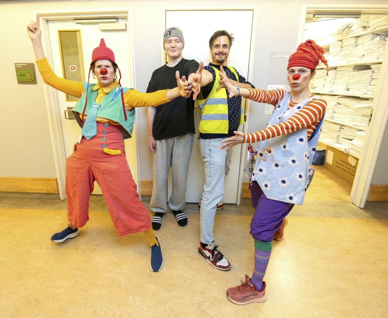 GIVENDE ARBEID: Talent-vinneren
tar seg god tid til både smil, lek og små
øyeblikk med de unge pasientene. Her med
Mattis Thorsen (15), Fjups og Slurp. Foto: Andreas Fadum