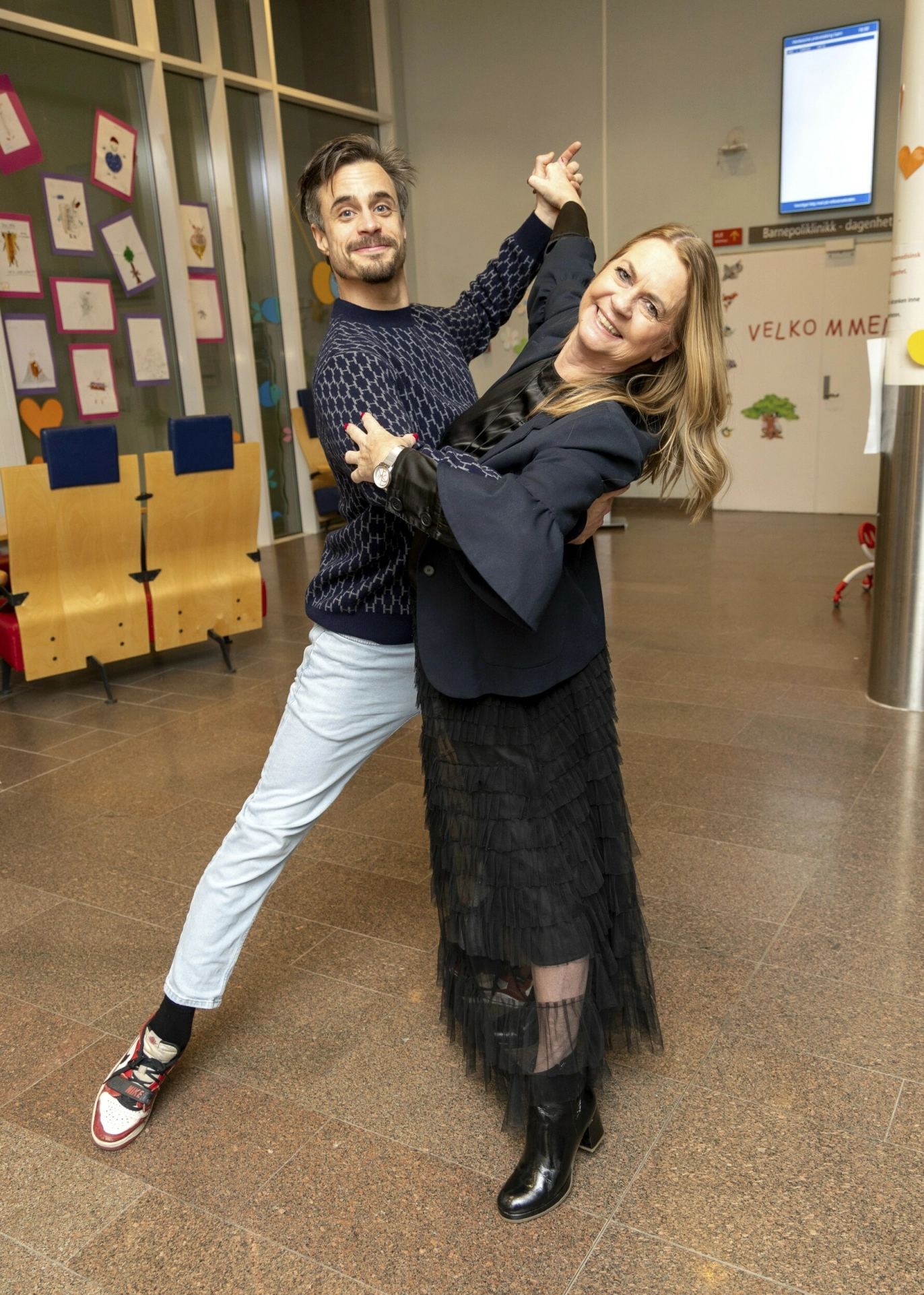 BYR OPP TIL DANS: Viggo elsker
å danse, og har imponert mange i «Skal vi
danse». På sykehuset bød han opp Ellen
Arnstad som er daglig leder i Sykehusklovnene til dans. Hun var selv med i
TV-konkurransen i 2009. Foto: Andreas Fadum