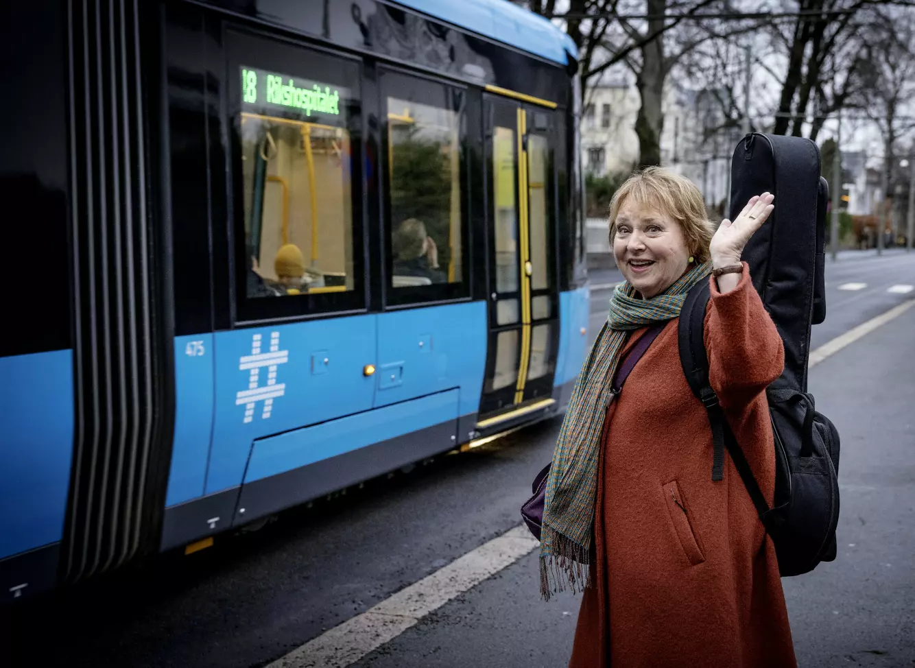 TUNG LAST: Trikken i Oslo har fått en midlertidig trasé gjennom Josefines gate. Heldigvis høres støyen lite gjennom veggene til Josefines Vertshus, konstaterer Kari Svendsen. Foto: Nina Hansen / Dagbladet