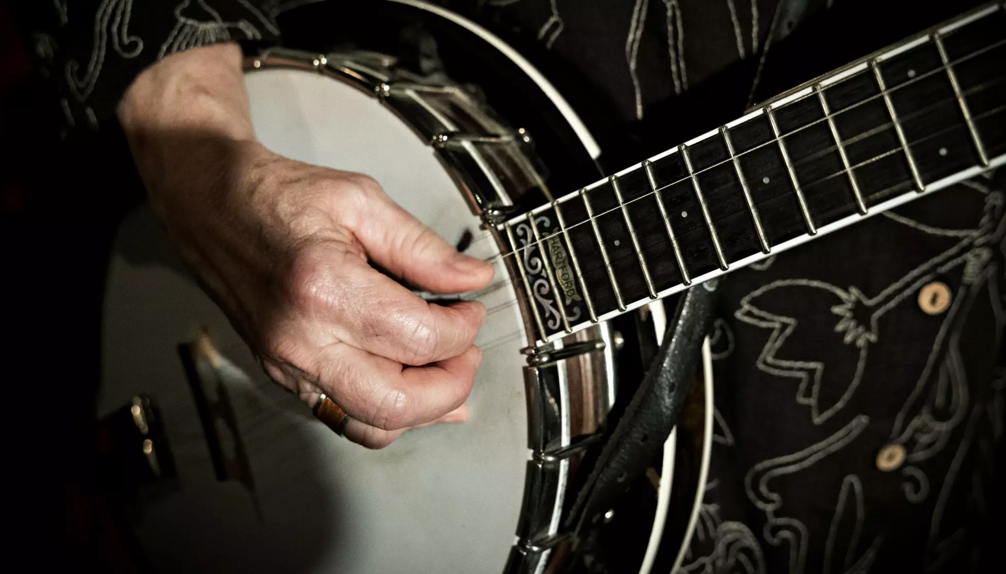 SIKKERT GREP: Fortsatt fungerer fingrene godt. Her spiller Kari Svendsen «God natt Oslo», en sang av Lillebjørn Nilsen. Foto: Nina Hansen / Dagbladet