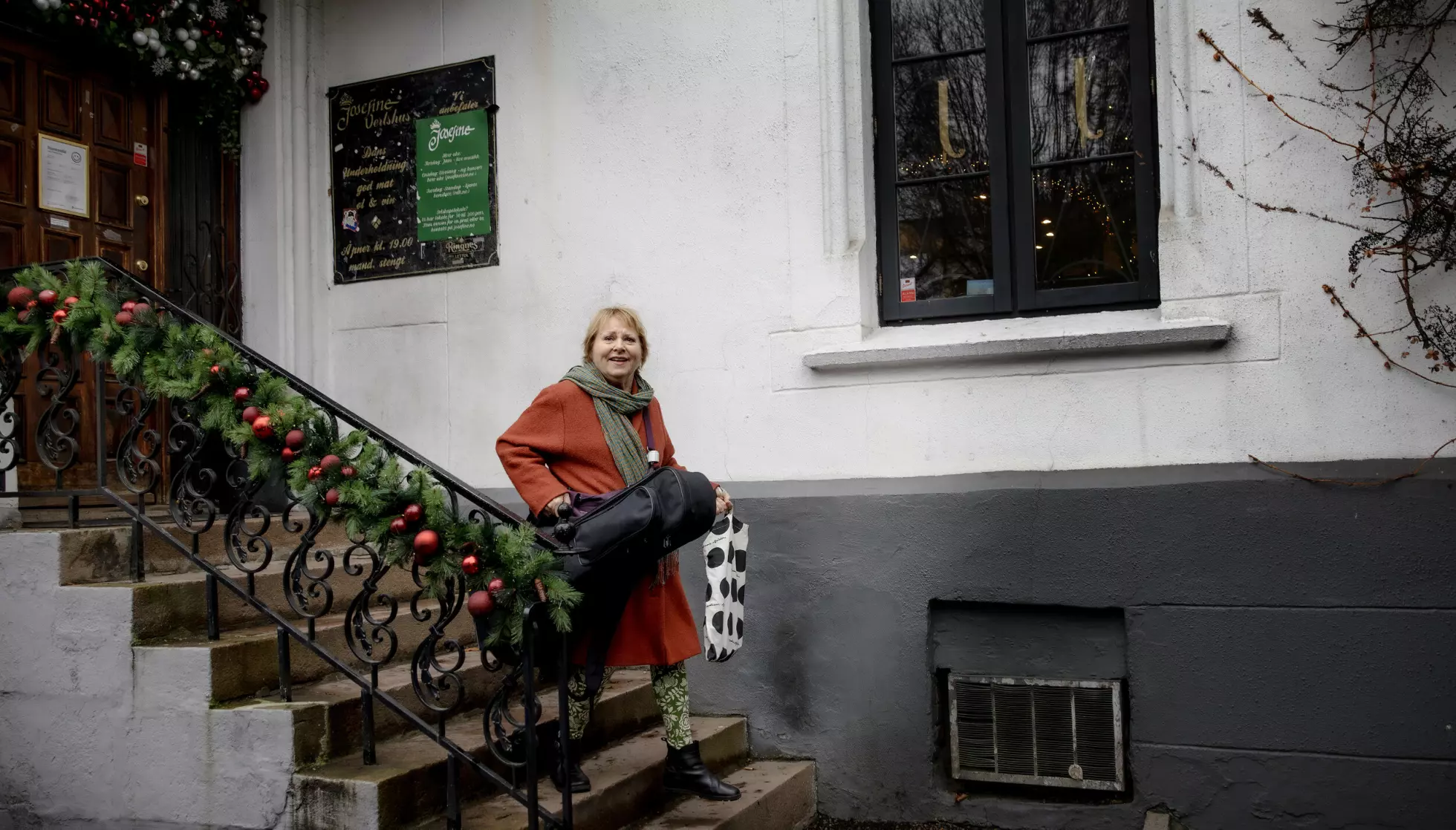 FAST TILHOLDSSTED: Kari Svendsen har vært med siden oppstarten av Josefine Visescene. Nå er den ærverdige murvillaen i Homansbyen pyntet til jul. Foto: Nina Hansen / Dagbladet