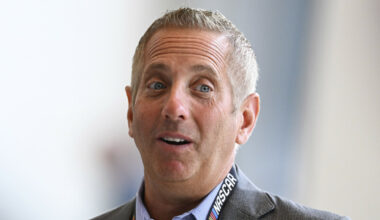 Nascar-legenden Greg Biffle og hans familie fryktes omkommet etter at et privatfly styrtet i Nord-Carolina i USA.