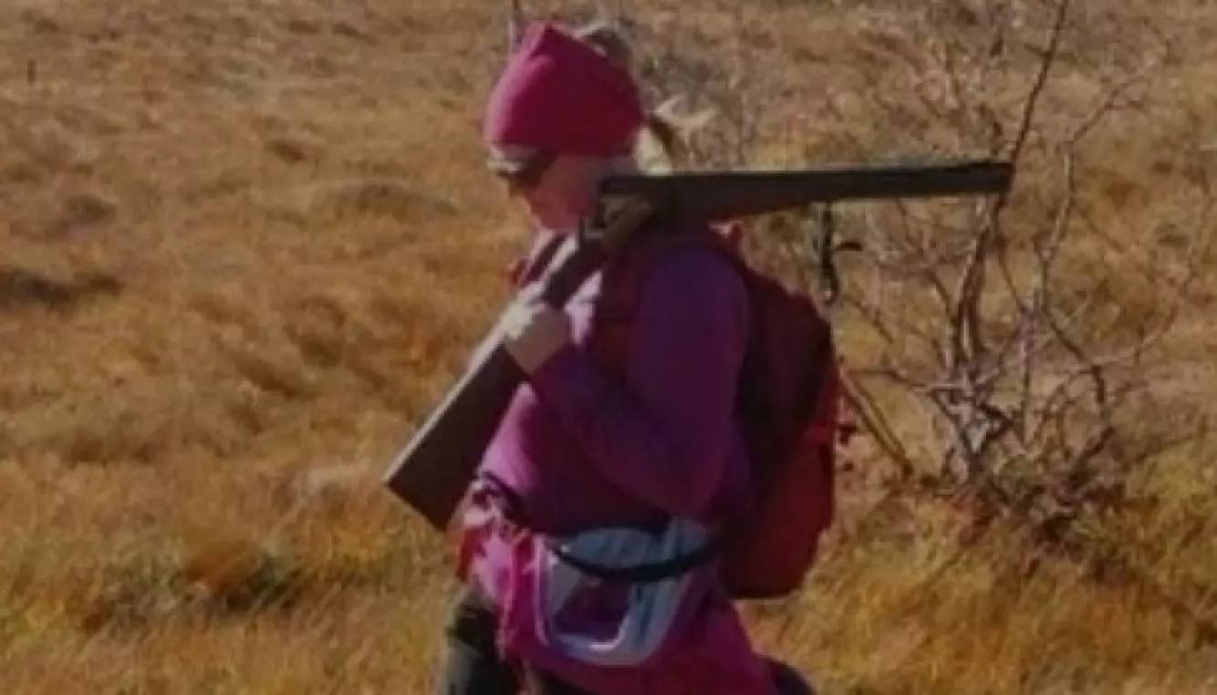 JAKT-ENTUSIAST: Beathe Vikestad og familien er jakt-entusiaster. Her er hun i 2018, før uhellet som påførte henne smertelidelsen CRPS. Foto: Privat