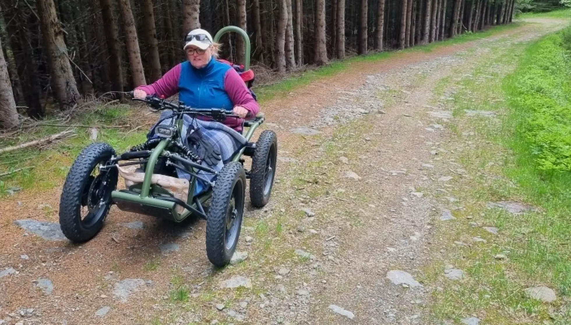 SPESIAL-RULLESTOL: Takket være denne spesialrullestolen, som kollegene har bidratt til, er det igjen mulig for Beathe Vikestad å være med familien på jakt og friluftsliv. Foto: Privat