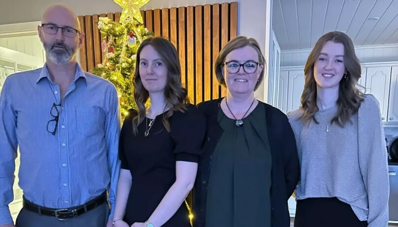 FAMILIEN STØTTER: - Jeg hadde ikke klart meg uten mannen min Kai, og jentene våre, Camilla og Sara, og resten av familien, sier Beathe Vikestad til Dagbladet. Foto: Privat