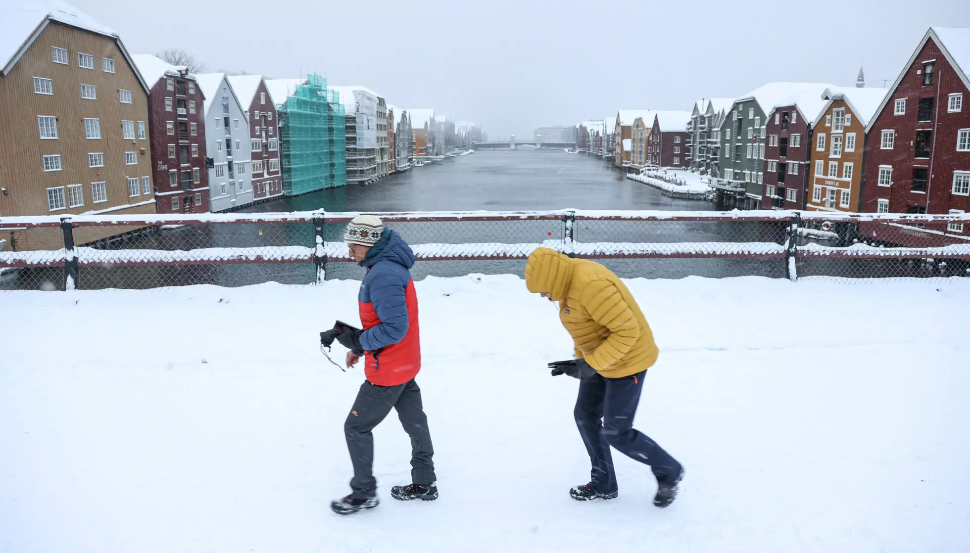 IKKE LENGER SLIK: I starten av 2025 ble Trondheim rammet av store mengder nedbør og det ble sendt ut oransje farevarsel om svært mye snø. Slik blir trolig ikke avslutningen av året i byen. Foto: Jan Langhaug / NTB