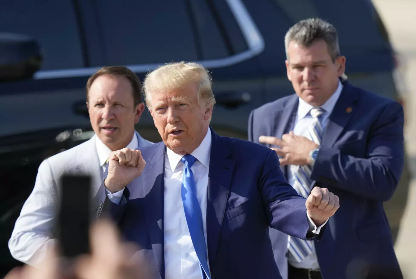 ER MED: Donald Trump ankommer New Orleans internasjonale lufthavn 25. juli 2023, sammen med Louisianas daværende justisminister Jeff Landry (t.v). Foto: Gerald Herbert / AP / NTB.