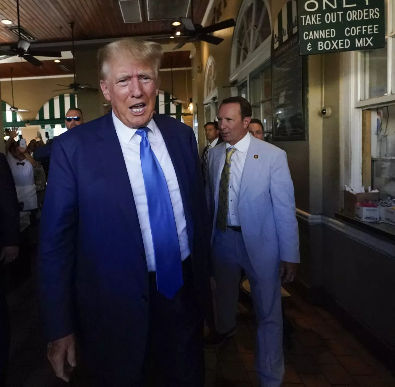 PÅ KAFÉ: Donald Trump besøker Café du Monde i New Orleans 25. juli 2023, sammen med Jeff Landry. Foto: Gerald Herbert / AP / NTB.