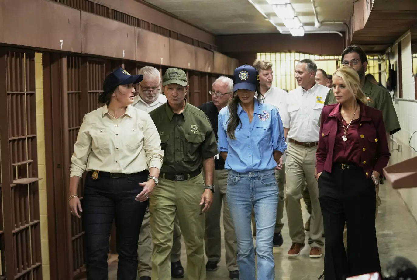 HARD LINJE: USAs innenriksminister Kristi Noem besøker interneringsanlegget Camp 57 ved Louisiana State Penitentiary sammen med Jeff Landry, justisminister Pam Bondi og nestleder i ICE, Madison Sheahan. Foto: Gerald Herbert / AP / NTB