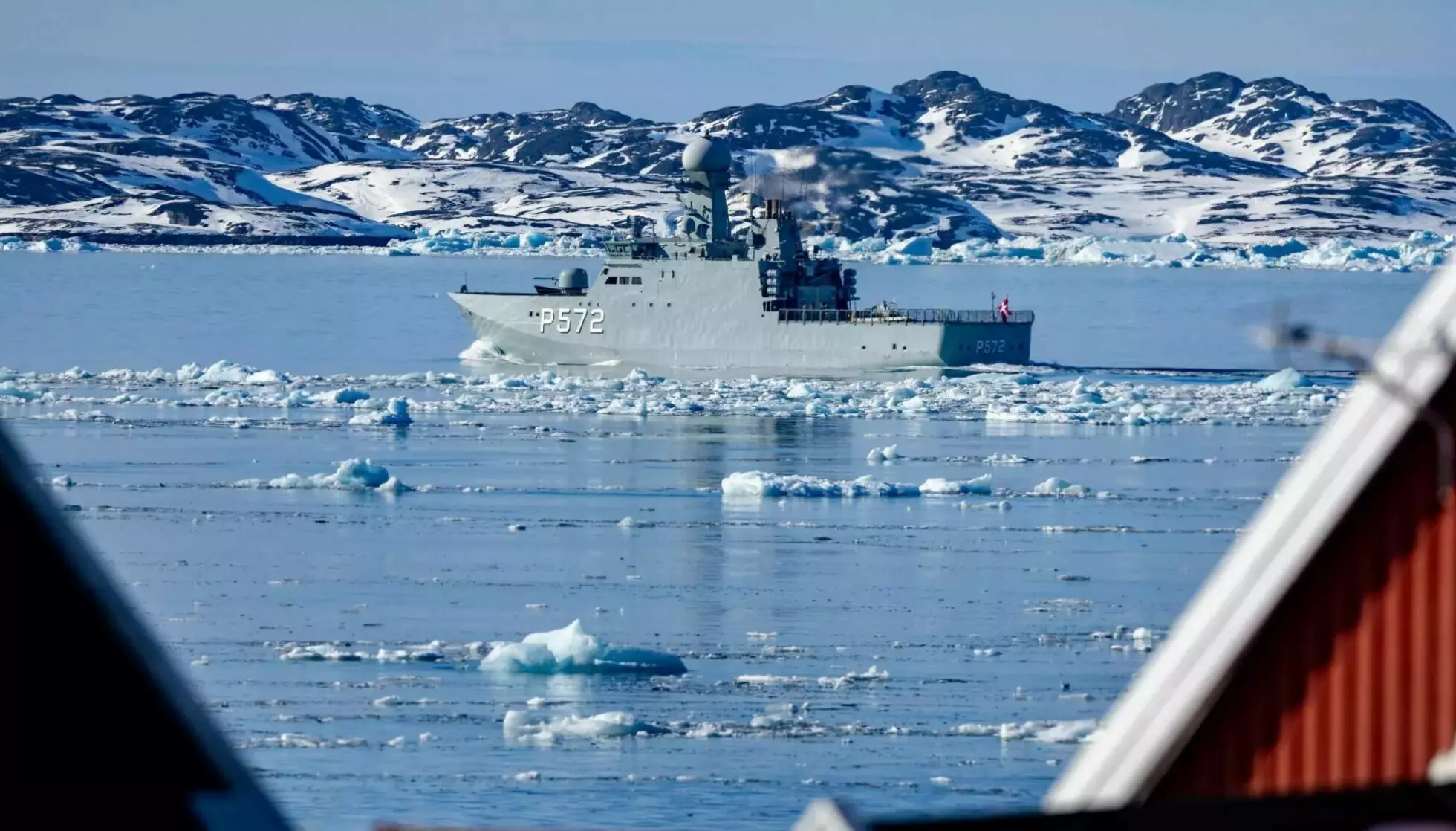 PASSER PÅ: Et dansk marinefartøy avbildet utenfor Grønlands hovedstad Nuuk i mars. Foto: Odd Andersen/ AFP/NTB
