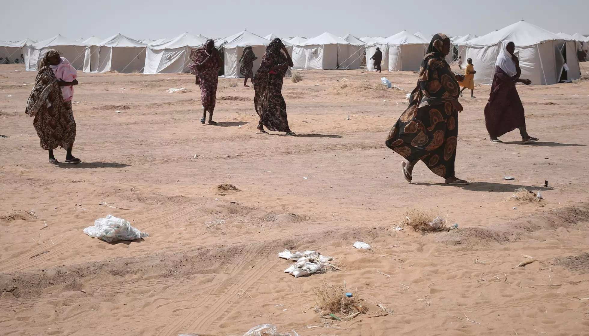 Kvinner som har flyktet fra El Fasher, holder nå til under kummerlige forhold i El-Afadh-leiren nord i Sudan. Det er få som tør å reiste tilbake til El Fasher som er under RFS-militsens kontroll. Foto: Marwan Ali / AP / NTB