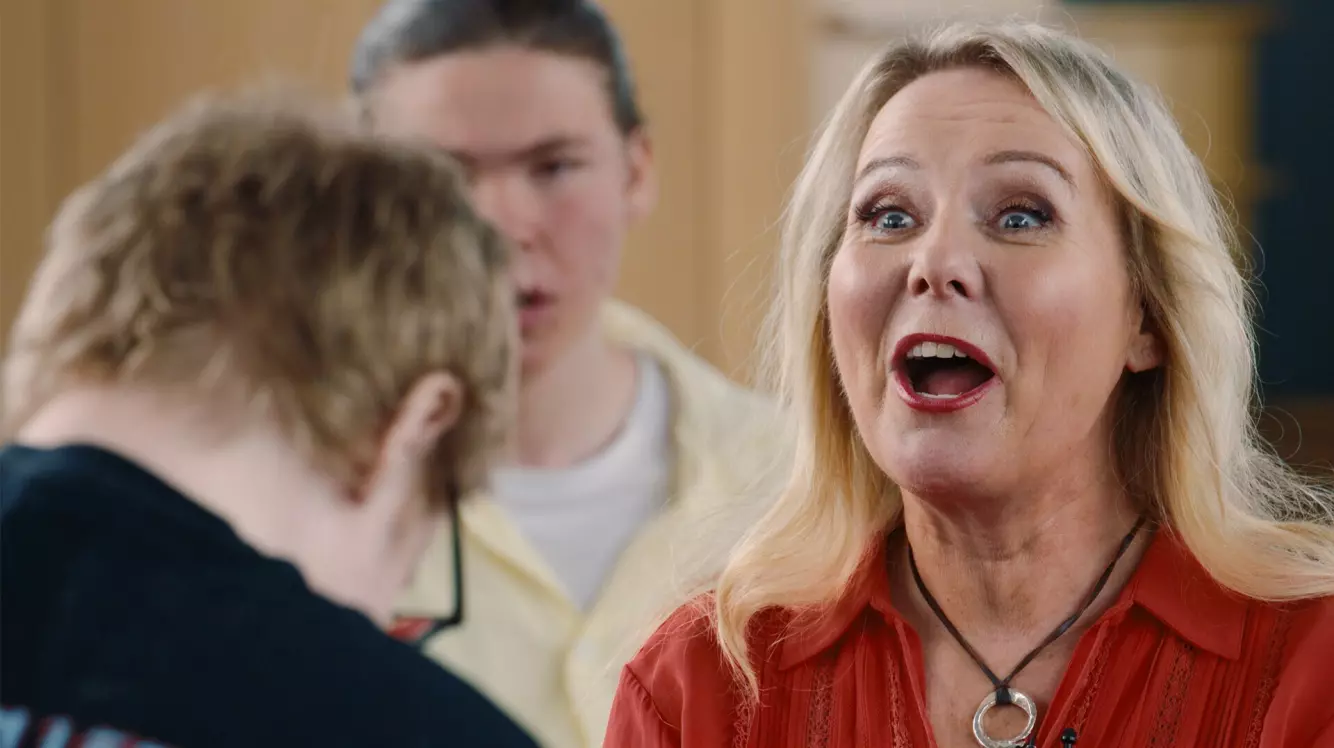 VANSKELIGE TEMA: Linn Skåber svarer på spørsmål om ensomhet, kjærlighet og hvordan det var å miste så mange kjære. Foto: Monster / NRK