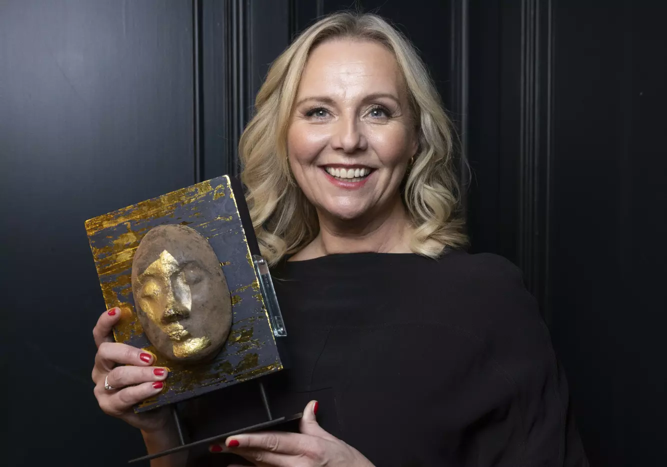 ÆRESPRIS: Linn Skåber vant Wenche Foss' Ærespris for 2022, sammen med organisasjonen Skeiv Ungdom, for sitt sterke engasjement og livsglede som speiler Wenche Foss' verdier. Foto: Espen Solli