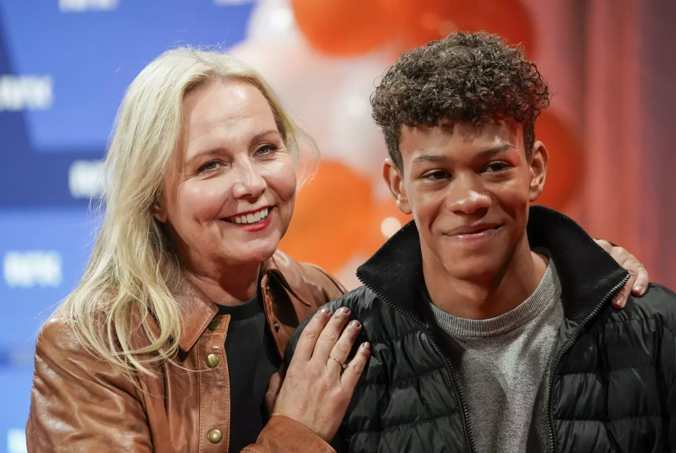 AKTUELL: Linn Skåber er for tiden aktuell i serien «Etter Benjamin», hvor hun spiller moren til avdøde Benjamin Hermansen. Her er hun avbildet sammen med hovedrolleinnehaver Emil Stenseth.
Foto: Jonas Fæste Laksekjøn / NTB