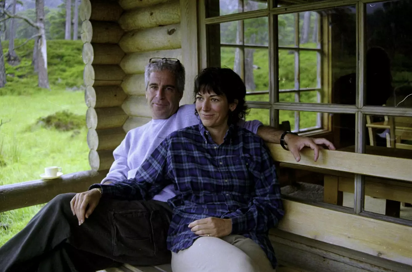 DRONNINGENS HYTTE: Jeffrey Epstein og Ghislaine Maxwell avbildet utenfor en av jakthyttene på dronning Elizabeths Balmoral estate i Skotland. Bildet var en del av bevisførselen mot Maxwell i 2021, og skulle vise hvor tett de var på kongefamilien. Foto: Handout / NTB