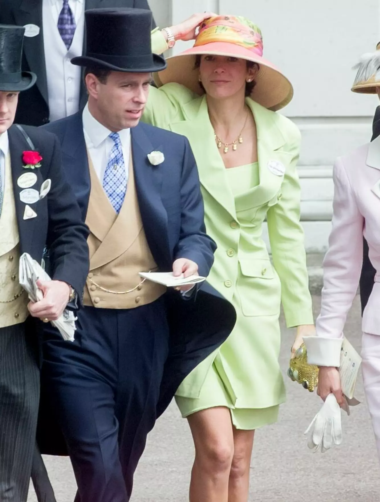 ÅRELANGT VENNSKAP: Andrew Mountbatten Windsor og Ghislaine Maxwell deltok på Royal Ascot sammen i 2000. De møttes da de begge studerte på universitetet i Oxford på 80-tallet. Foto: Shutterstock / NTB