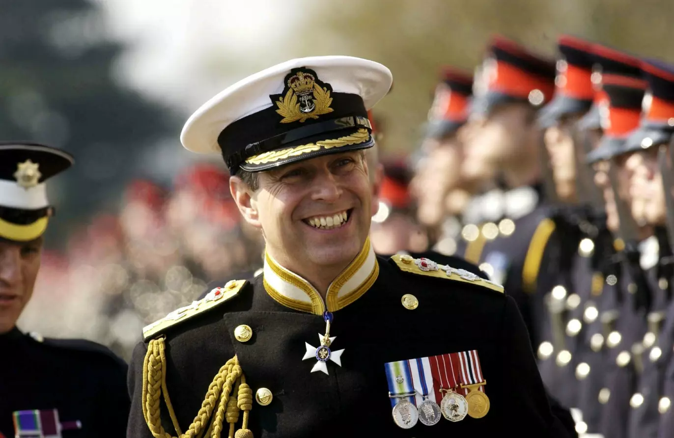 PÅ REISE: Daværende prins Andrew avbildet i april 2002, like etter den angivelige turen til Peru der Maxwell «ordnet jenter» til ham. Foto: David Hartley/REX