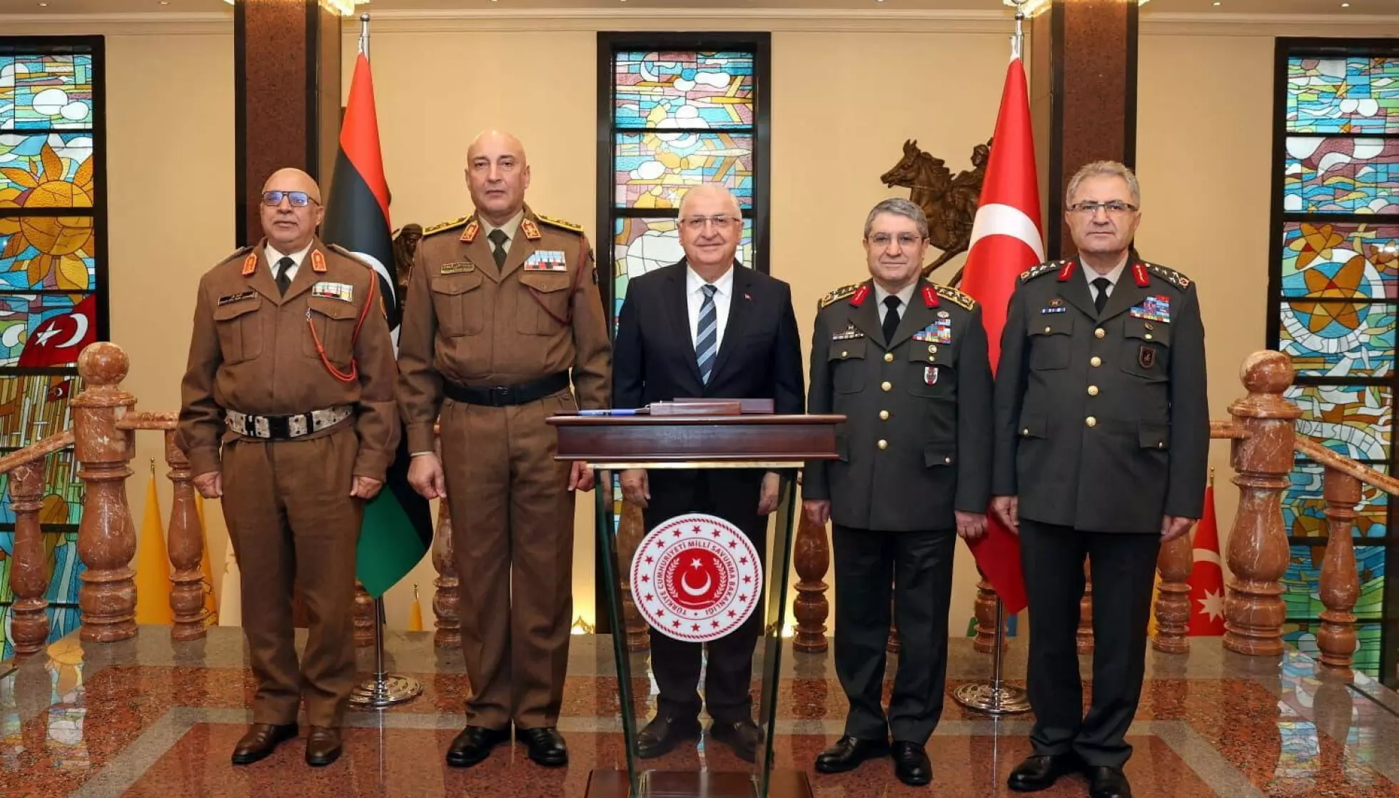 PÅ BESØK: Tyrkias forsvarsminister Yasar Guler (I midten) møter Libyas forsvarssjef Mohammed Ali Ahmed Al-Haddad (nummer to fra venstre) i Ankara. Foto: Tyrkias forsvarsdepartement / Reuters / NTB