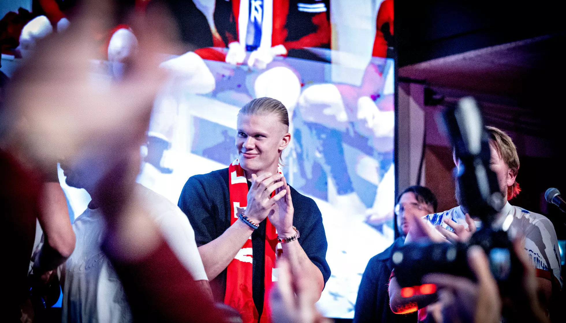 STOR JUBEL: Erling Braut Haaland og resten av landslaget feiret på Carls etter at VM-billetten ble sikret etter seieren mot Italia. Foto: Bjørn Langsem / Dagbladet