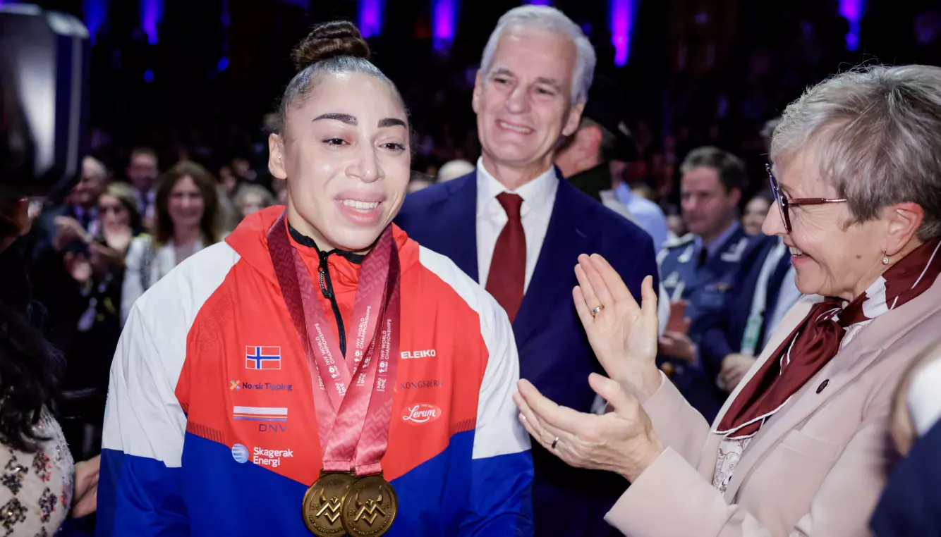 VM-GULL: Solfrid Koanda fra VM i vektløfting på hjemmebane. Her sammen med Statsminister Jonas Gahr Støre. Foto: Paul S. Amundsen / NTB