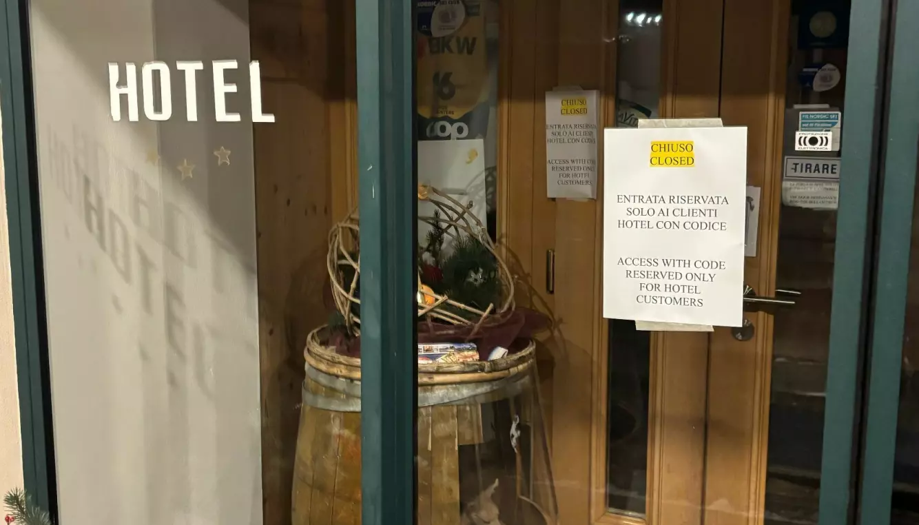 STENGT: Ved hotellet var det hengt opp en lapp hvor det sto at det var stengt, bortsett fra de som oppholder seg der. Foto: Sondre Andreas Wedøe Nodland / Dagbladet